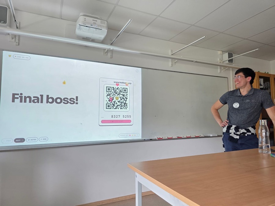 Jonas Hulthén running a hands-on session with a live interactive poll projected on the screen